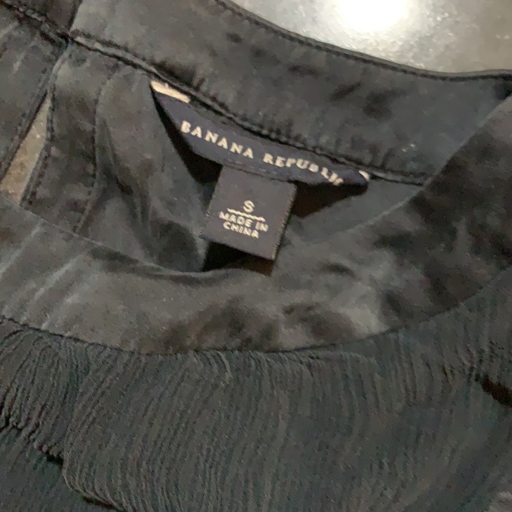 Banana Republic Rosette‎ Silk Top Black - Picture 5 of 10